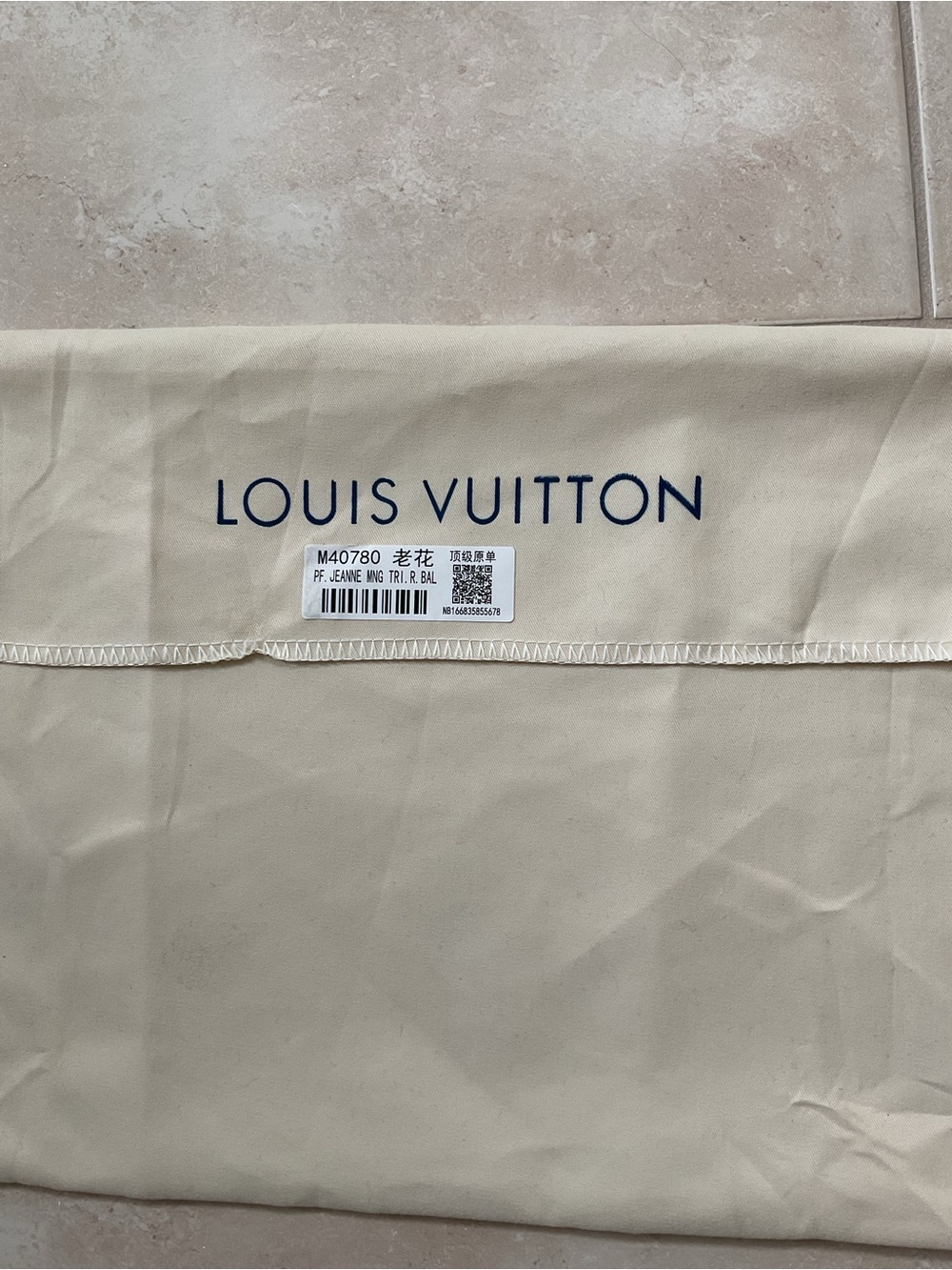 Louis Vuitton Cream Dust Bag with Navy Logo - Picture 2 of 9